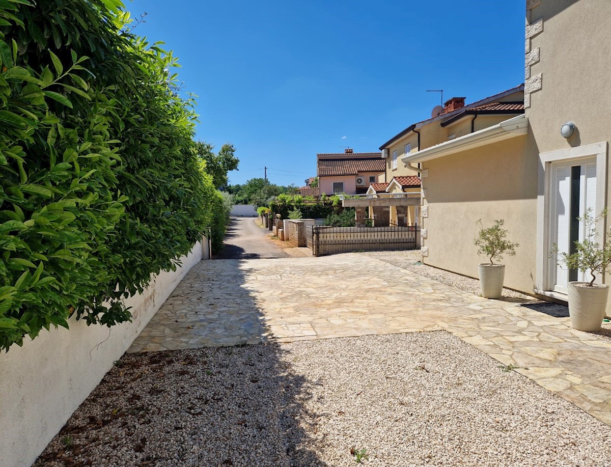 In vendita: casa in posizione tranquilla vicino a Parenzo, per la maggior parte in pietra, con piscina (KOP-718)