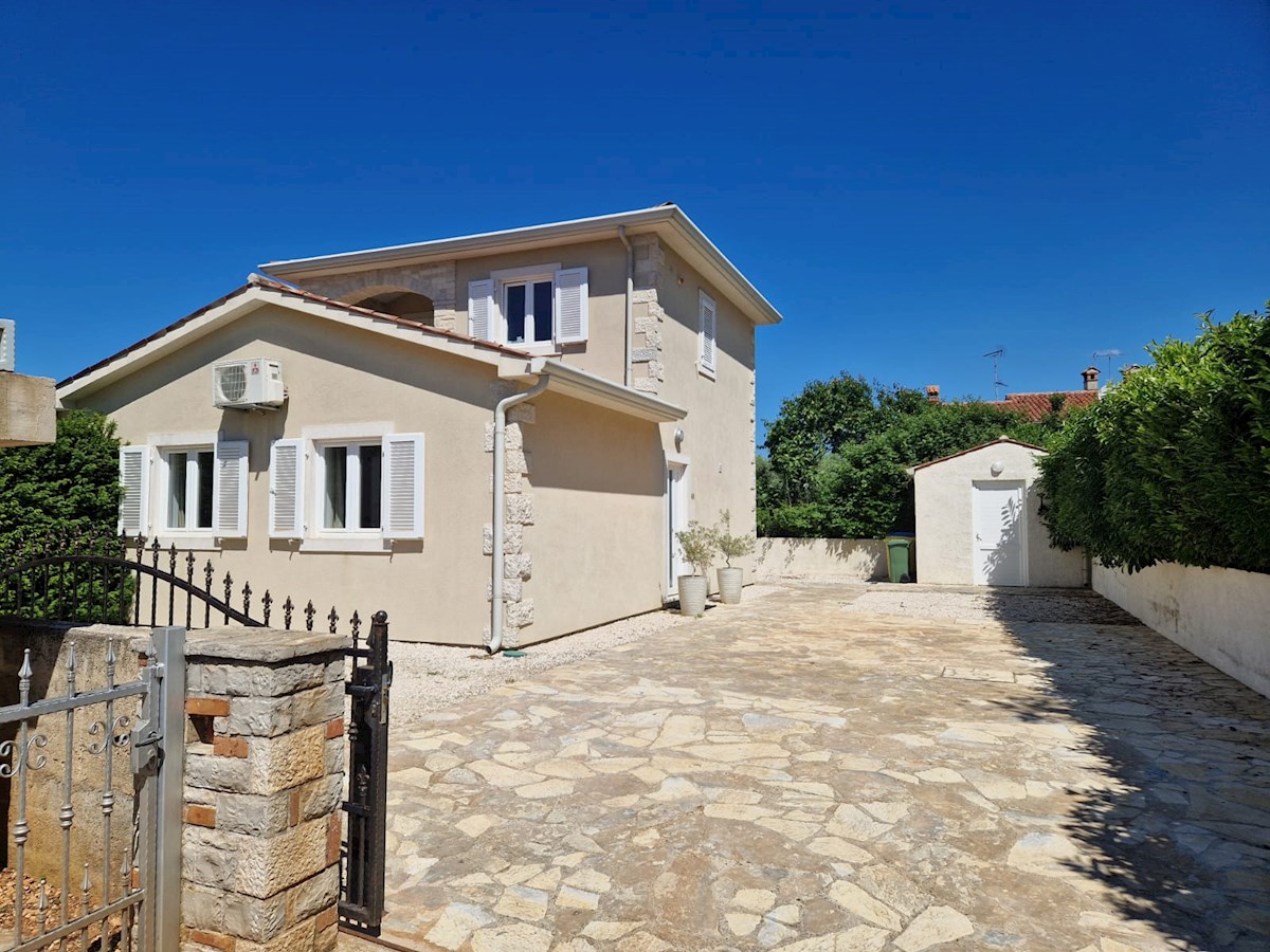 In vendita: casa in posizione tranquilla vicino a Parenzo, per la maggior parte in pietra, con piscina (KOP-718)