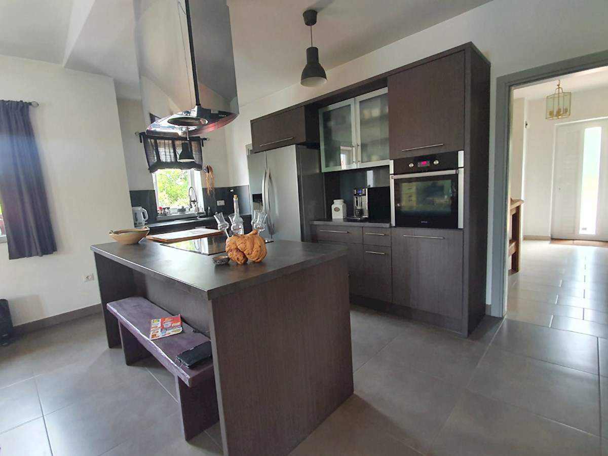 In vendita: casa in posizione tranquilla vicino a Parenzo, per la maggior parte in pietra, con piscina (KOP-718)