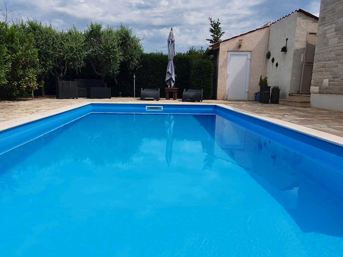 In vendita: casa in posizione tranquilla vicino a Parenzo, per la maggior parte in pietra, con piscina (KOP-718)