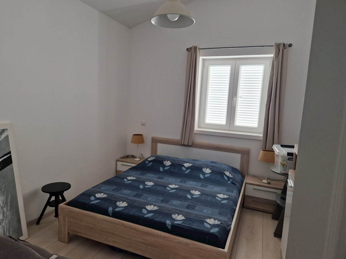 In vendita: casa in posizione tranquilla vicino a Parenzo, per la maggior parte in pietra, con piscina (KOP-718)