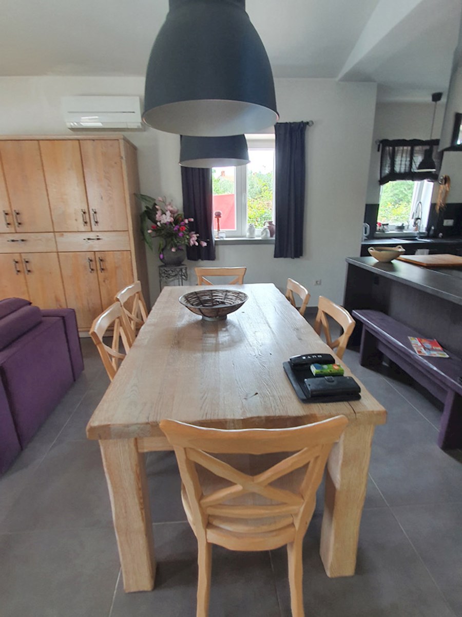 In vendita: casa in posizione tranquilla vicino a Parenzo, per la maggior parte in pietra, con piscina (KOP-718)