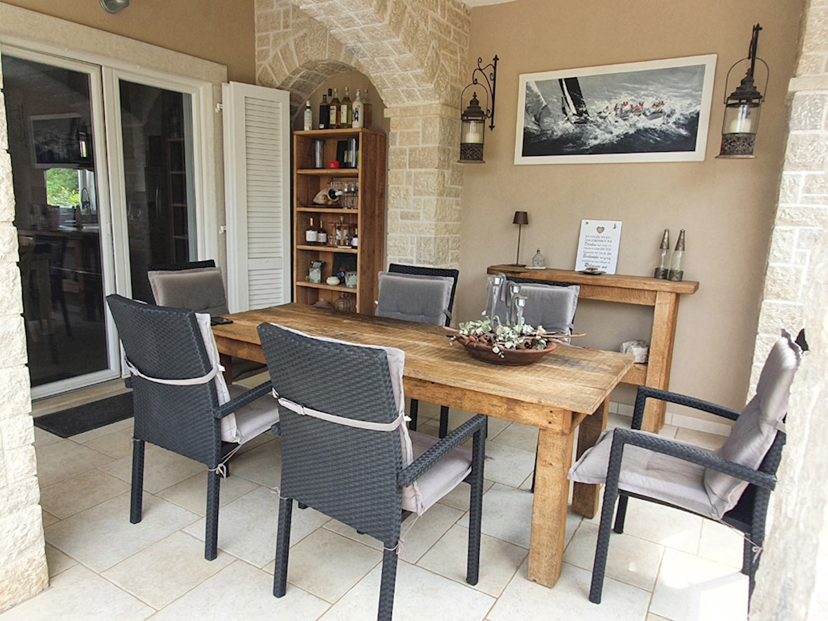 In vendita: casa in posizione tranquilla vicino a Parenzo, per la maggior parte in pietra, con piscina (KOP-718)