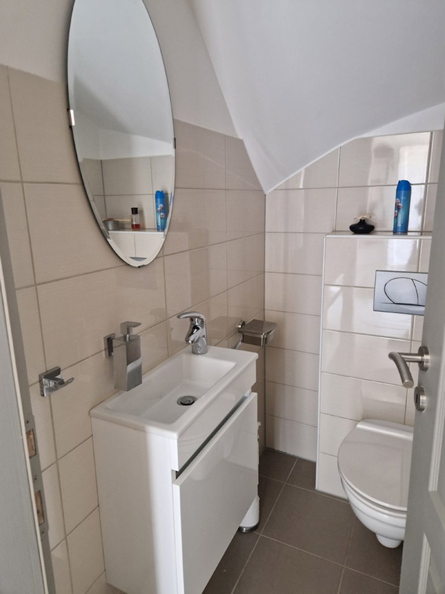 In vendita: casa in posizione tranquilla vicino a Parenzo, per la maggior parte in pietra, con piscina (KOP-718)