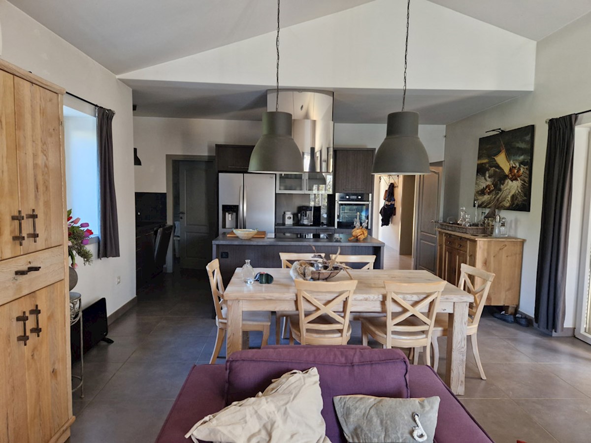 In vendita: casa in posizione tranquilla vicino a Parenzo, per la maggior parte in pietra, con piscina (KOP-718)