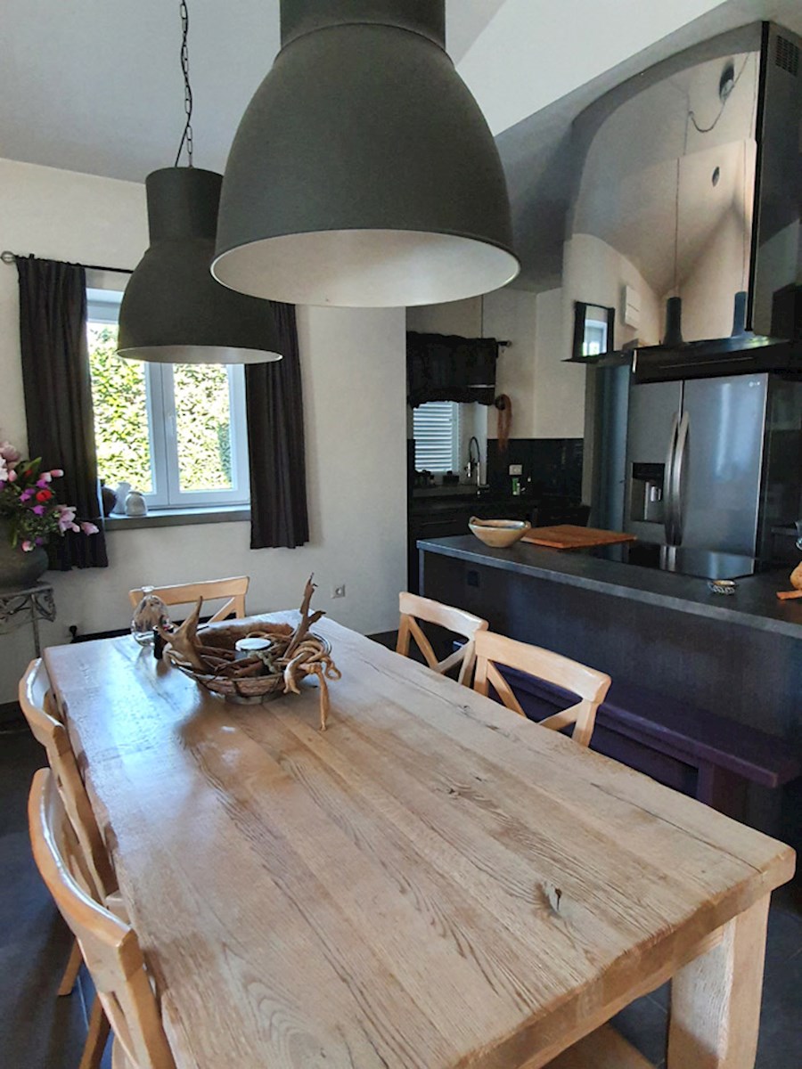 In vendita: casa in posizione tranquilla vicino a Parenzo, per la maggior parte in pietra, con piscina (KOP-718)