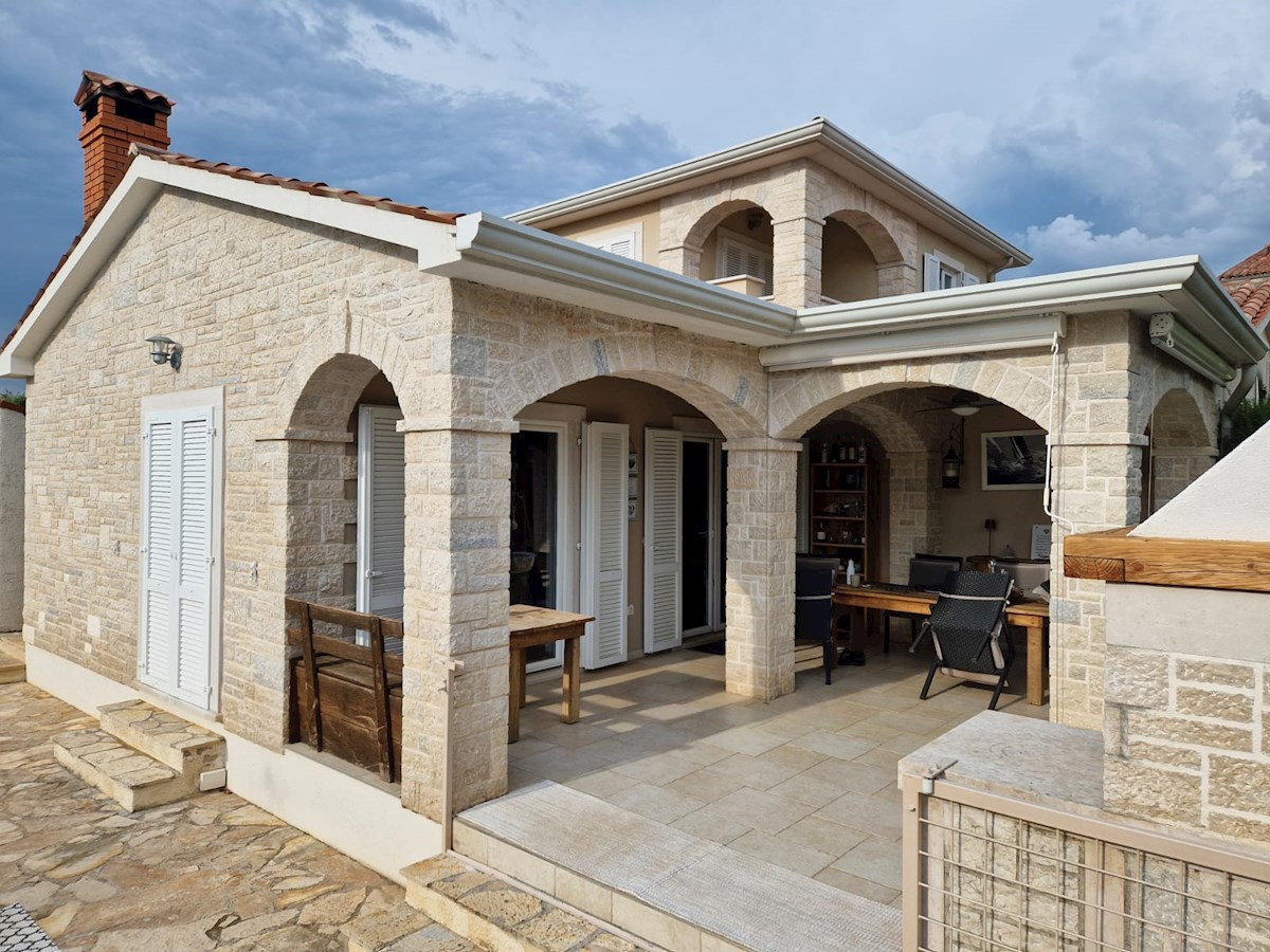 In vendita: casa in posizione tranquilla vicino a Parenzo, per la maggior parte in pietra, con piscina (KOP-718)