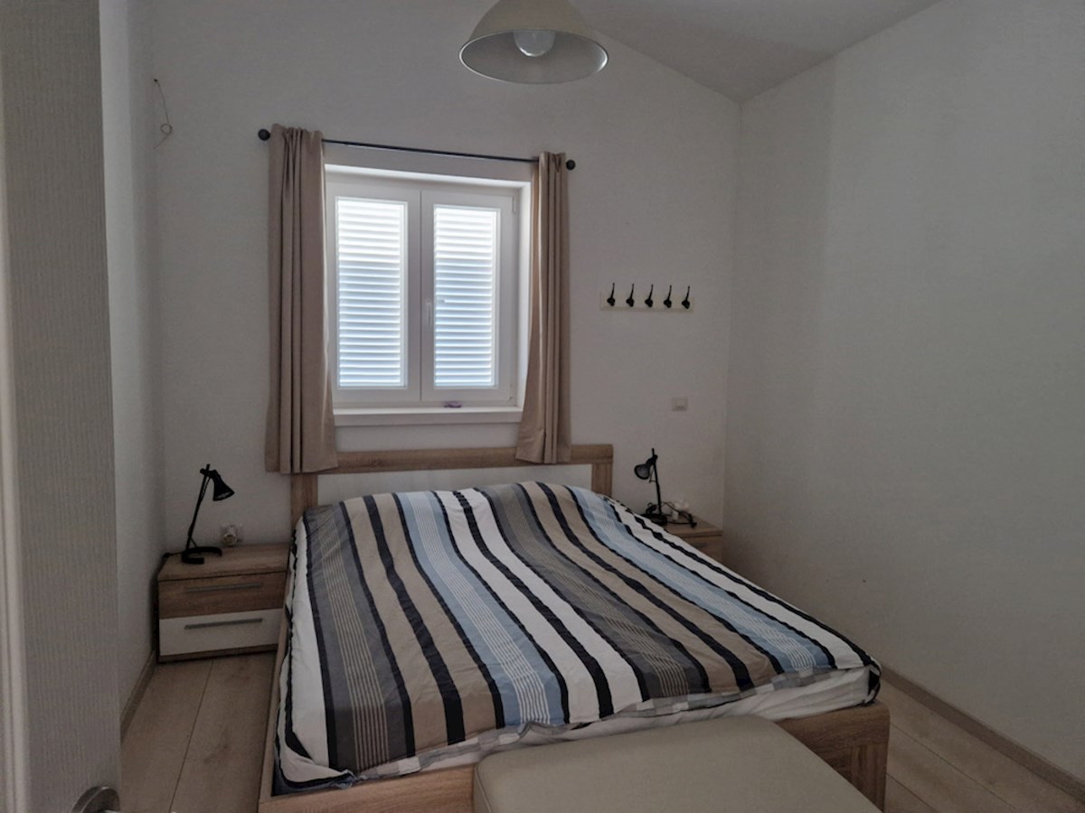 In vendita: casa in posizione tranquilla vicino a Parenzo, per la maggior parte in pietra, con piscina (KOP-718)