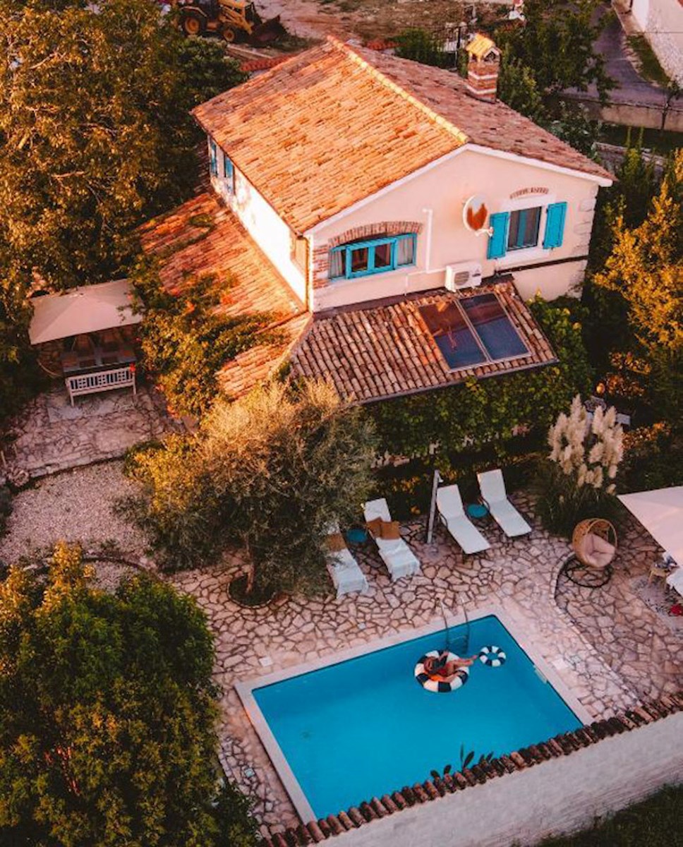 KOP-737, Piccolo paradiso nei dintorni di Parenzo, a 11 km dalla città e dal mare, casa indipendente con piscina in una posizione tranquilla