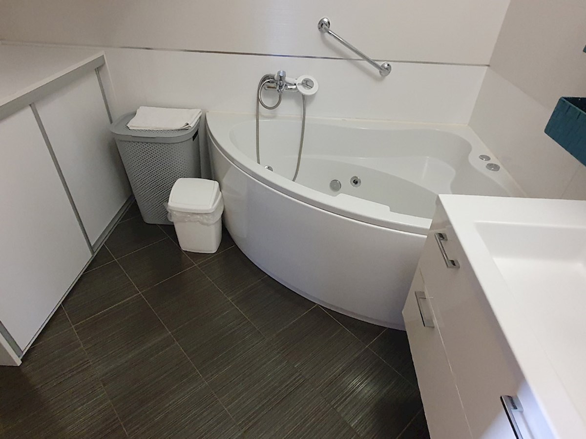 KP-120, POREČ, casa più recente arredato in posizione tranquilla con 4 camere da letto e 4 bagni