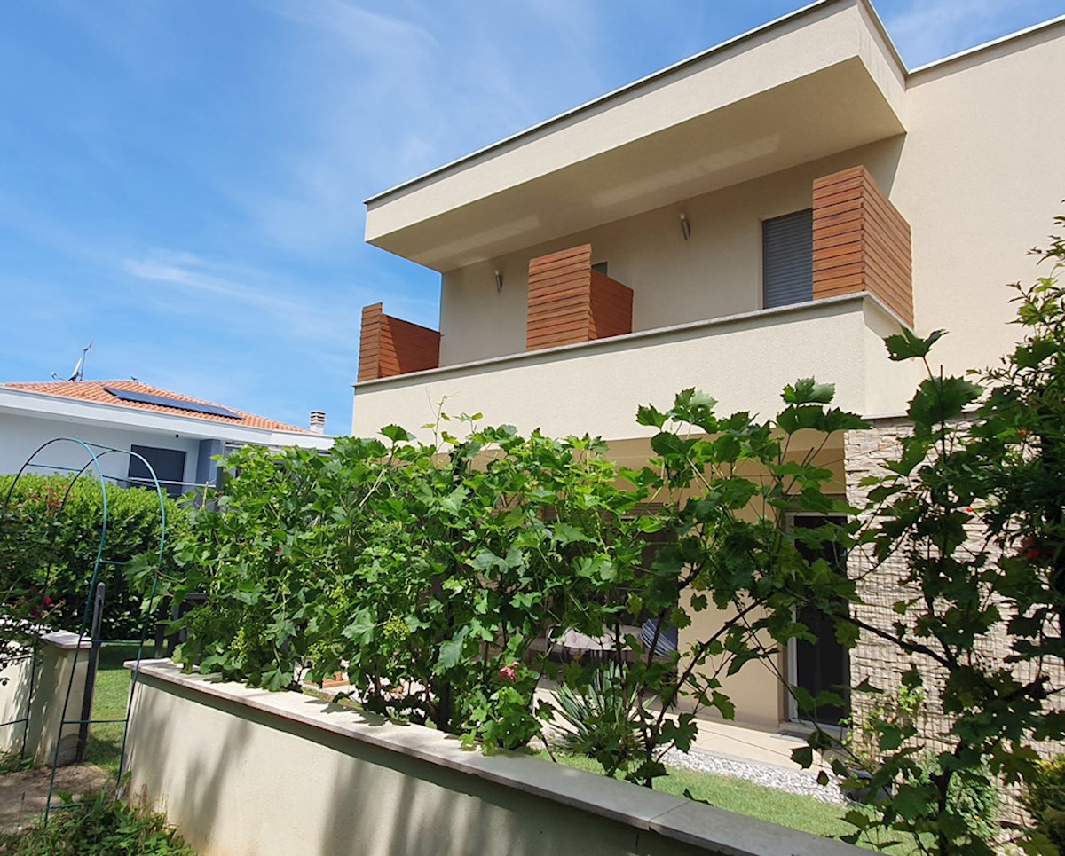 KP-120, POREČ, casa più recente arredato in posizione tranquilla con 4 camere da letto e 4 bagni