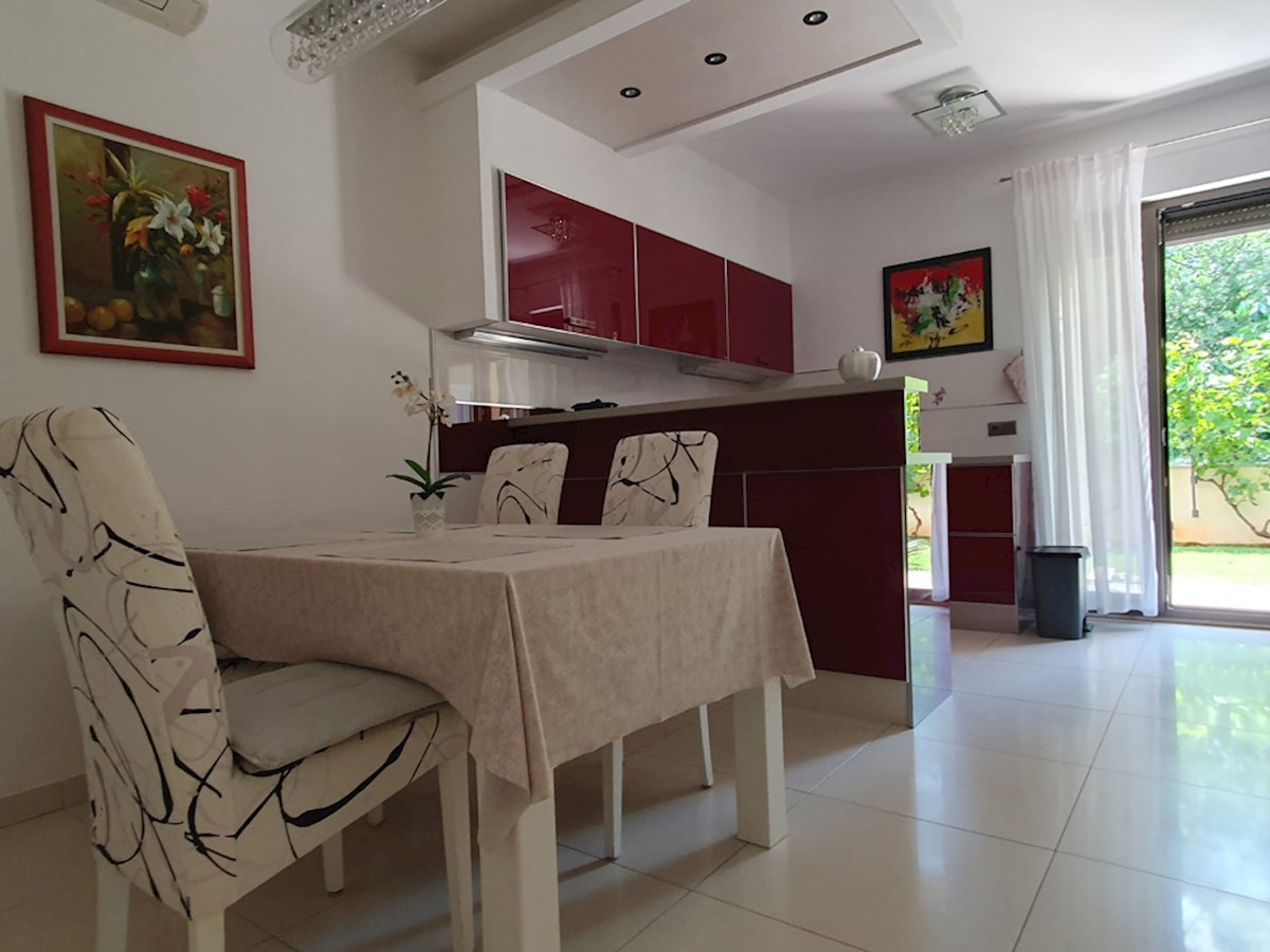 KP-120, POREČ, casa più recente arredato in posizione tranquilla con 4 camere da letto e 4 bagni