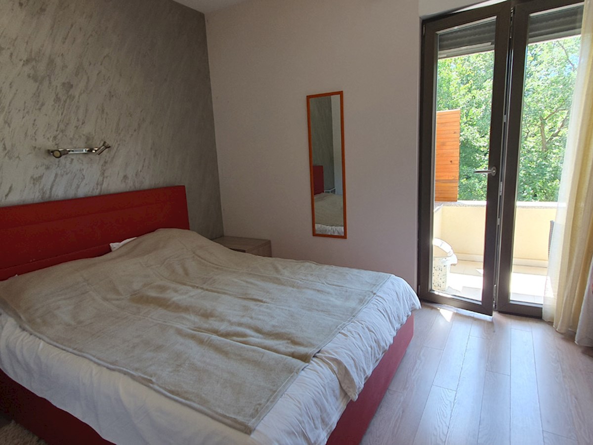 KP-120, POREČ, casa più recente arredato in posizione tranquilla con 4 camere da letto e 4 bagni