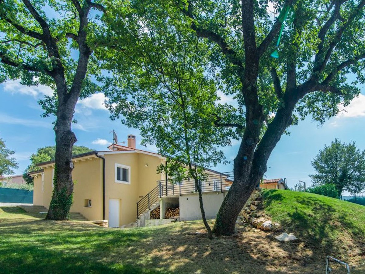 KOP-748, TINJAN (4 km), casa indipendente con piscina e cucina estiva, accanto al bosco
