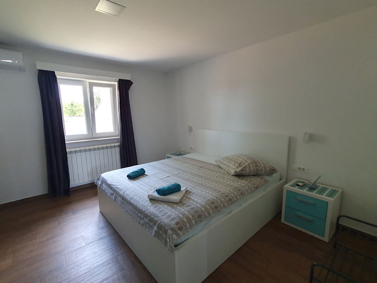 KOP-748, TINJAN (4 km), casa indipendente con piscina e cucina estiva, accanto al bosco