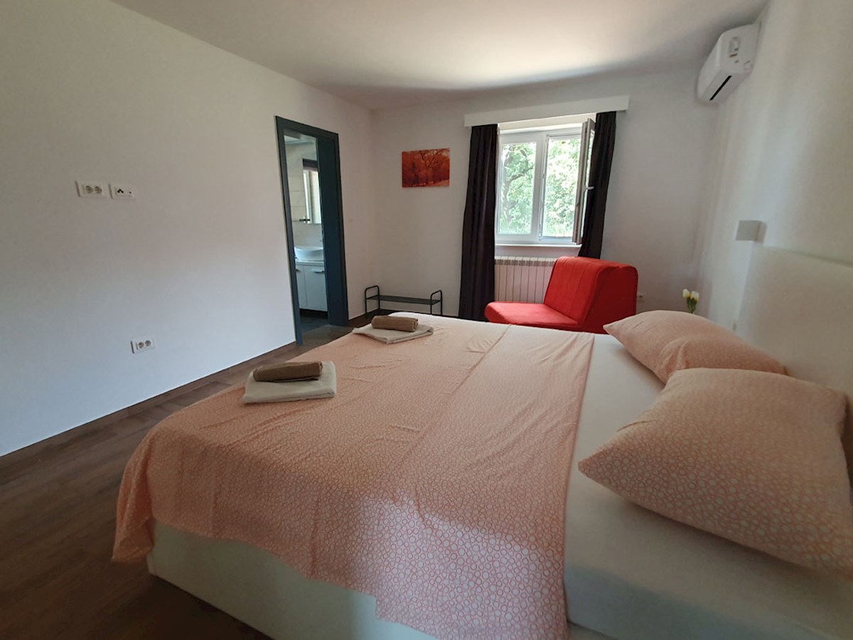 KOP-748, TINJAN (4 km), casa indipendente con piscina e cucina estiva, accanto al bosco