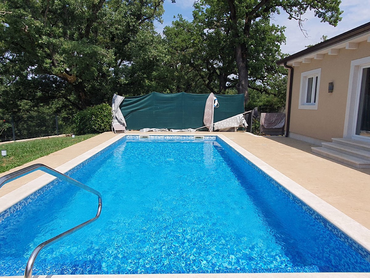 KOP-748, TINJAN (4 km), casa indipendente con piscina e cucina estiva, accanto al bosco