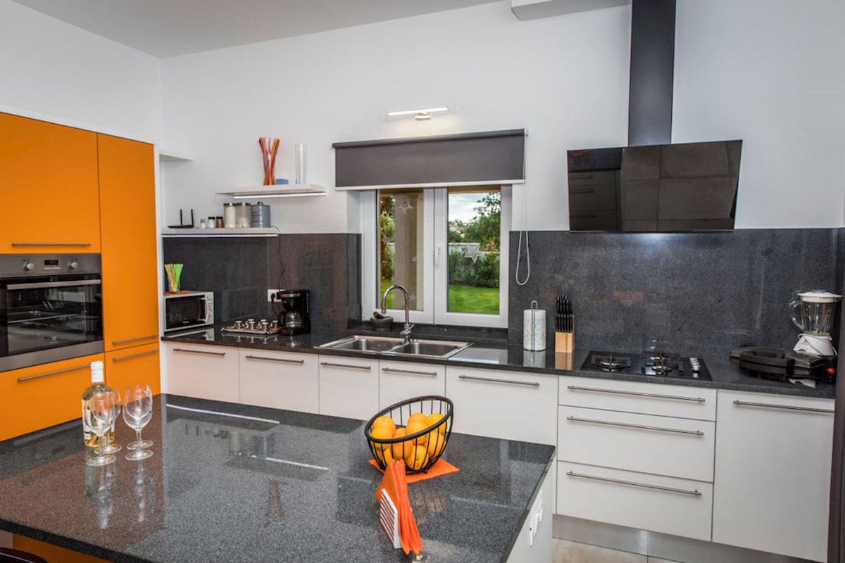 KOP-748, TINJAN (4 km), casa indipendente con piscina e cucina estiva, accanto al bosco