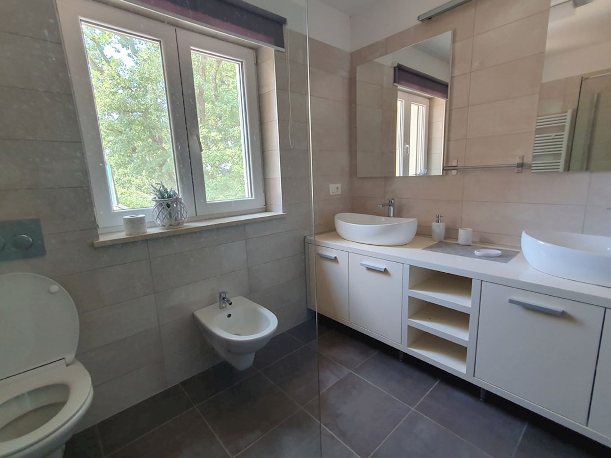 KOP-748, TINJAN (4 km), casa indipendente con piscina e cucina estiva, accanto al bosco