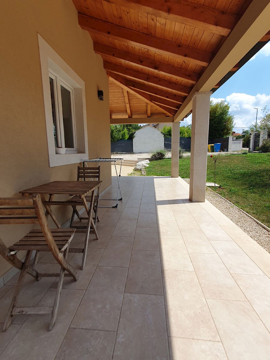 KOP-748, TINJAN (4 km), casa indipendente con piscina e cucina estiva, accanto al bosco