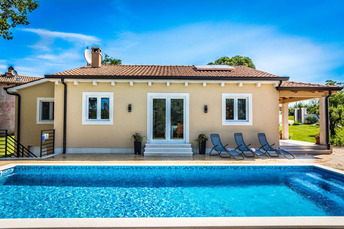 KOP-748, TINJAN (4 km), casa indipendente con piscina e cucina estiva, accanto al bosco