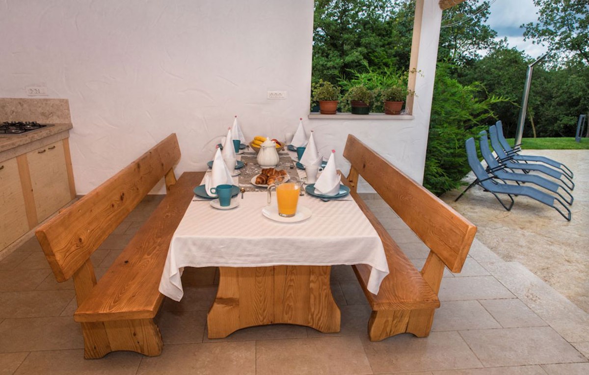 KOP-748, TINJAN (4 km), casa indipendente con piscina e cucina estiva, accanto al bosco