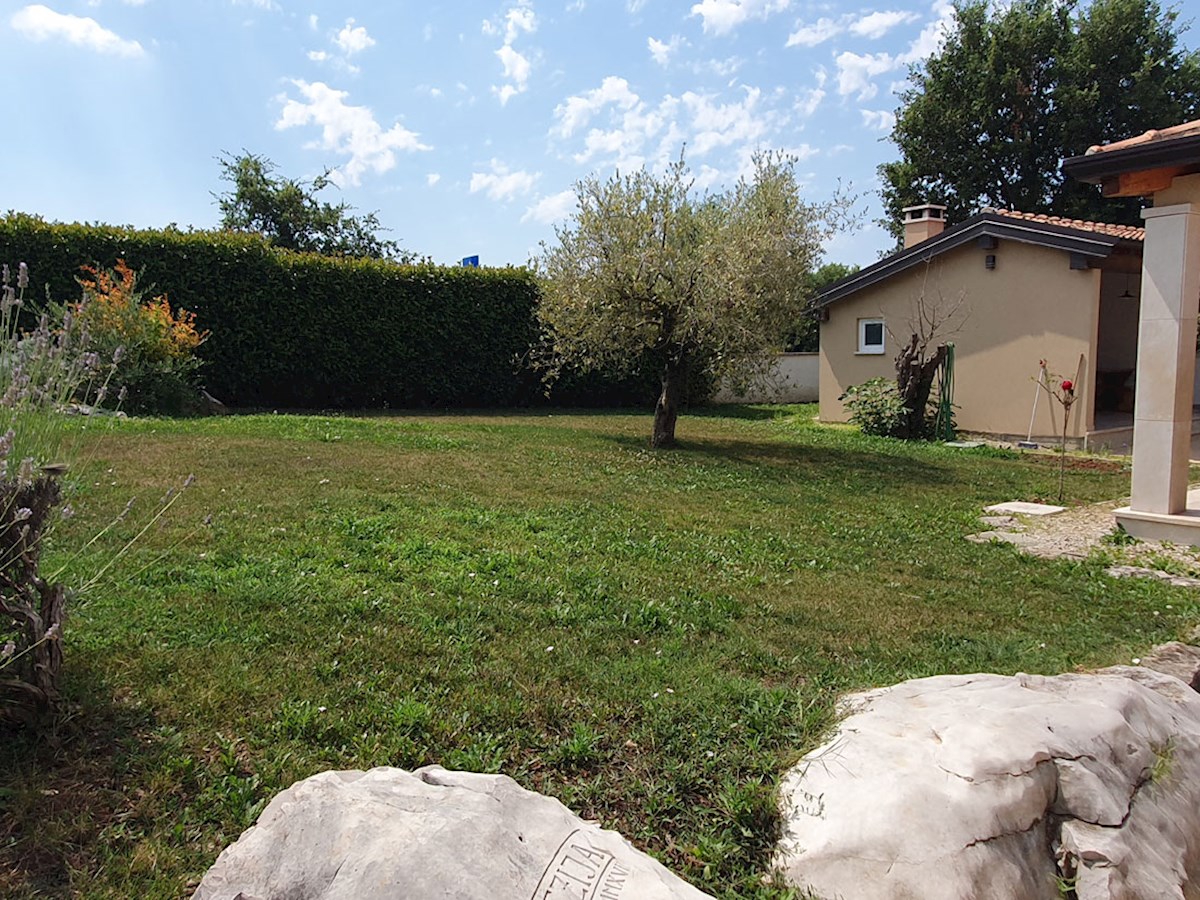 KOP-748, TINJAN (4 km), casa indipendente con piscina e cucina estiva, accanto al bosco