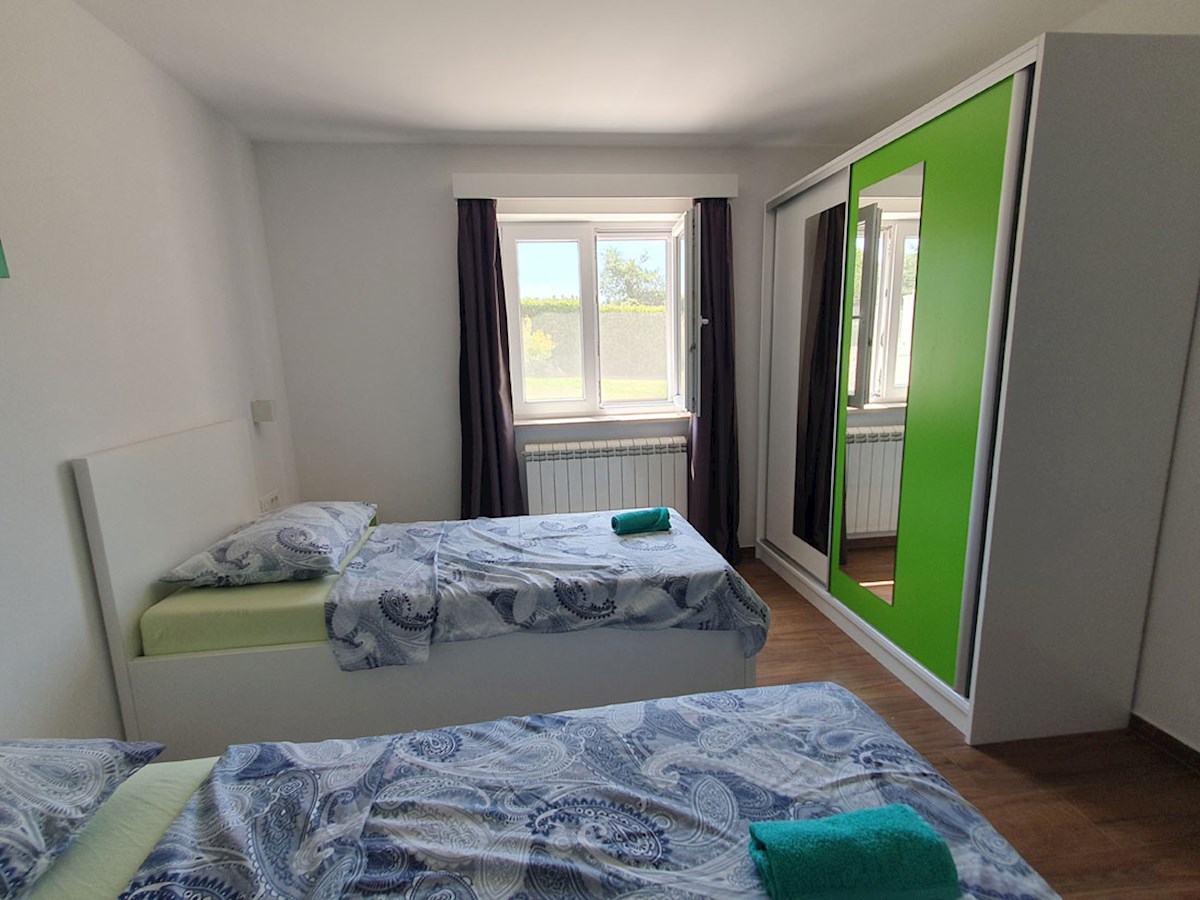 KOP-748, TINJAN (4 km), casa indipendente con piscina e cucina estiva, accanto al bosco