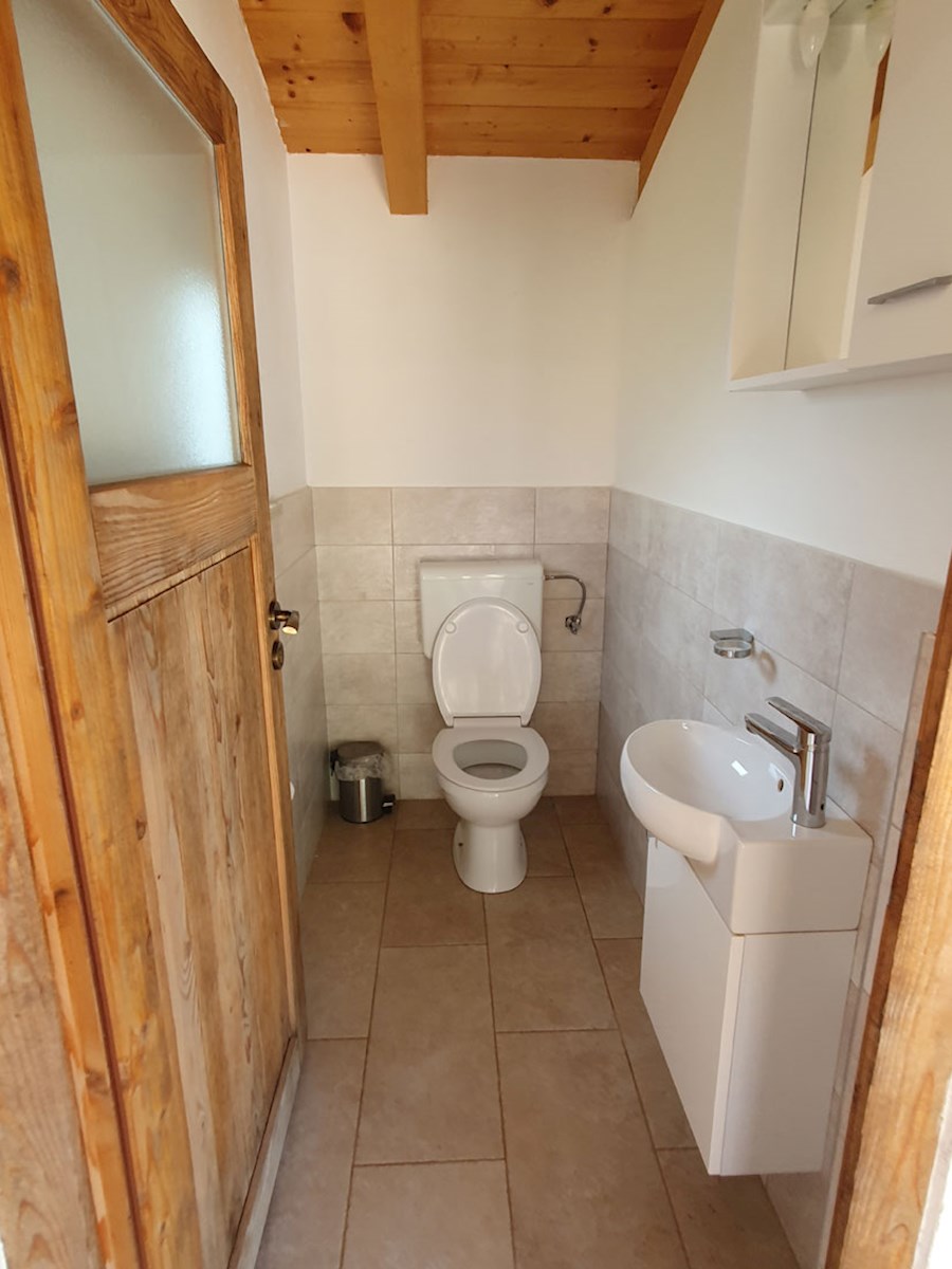 KOP-748, TINJAN (4 km), casa indipendente con piscina e cucina estiva, accanto al bosco