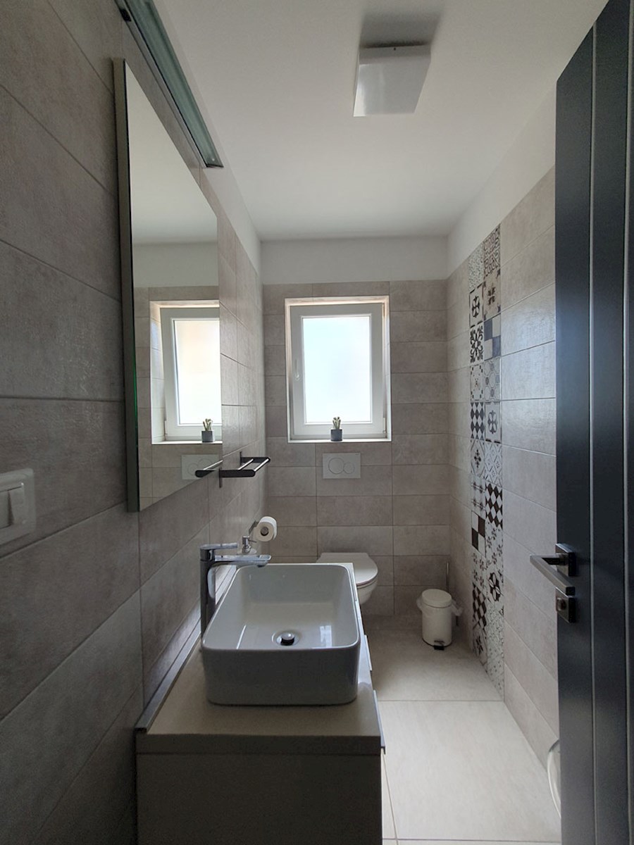 KOP-748, TINJAN (4 km), casa indipendente con piscina e cucina estiva, accanto al bosco