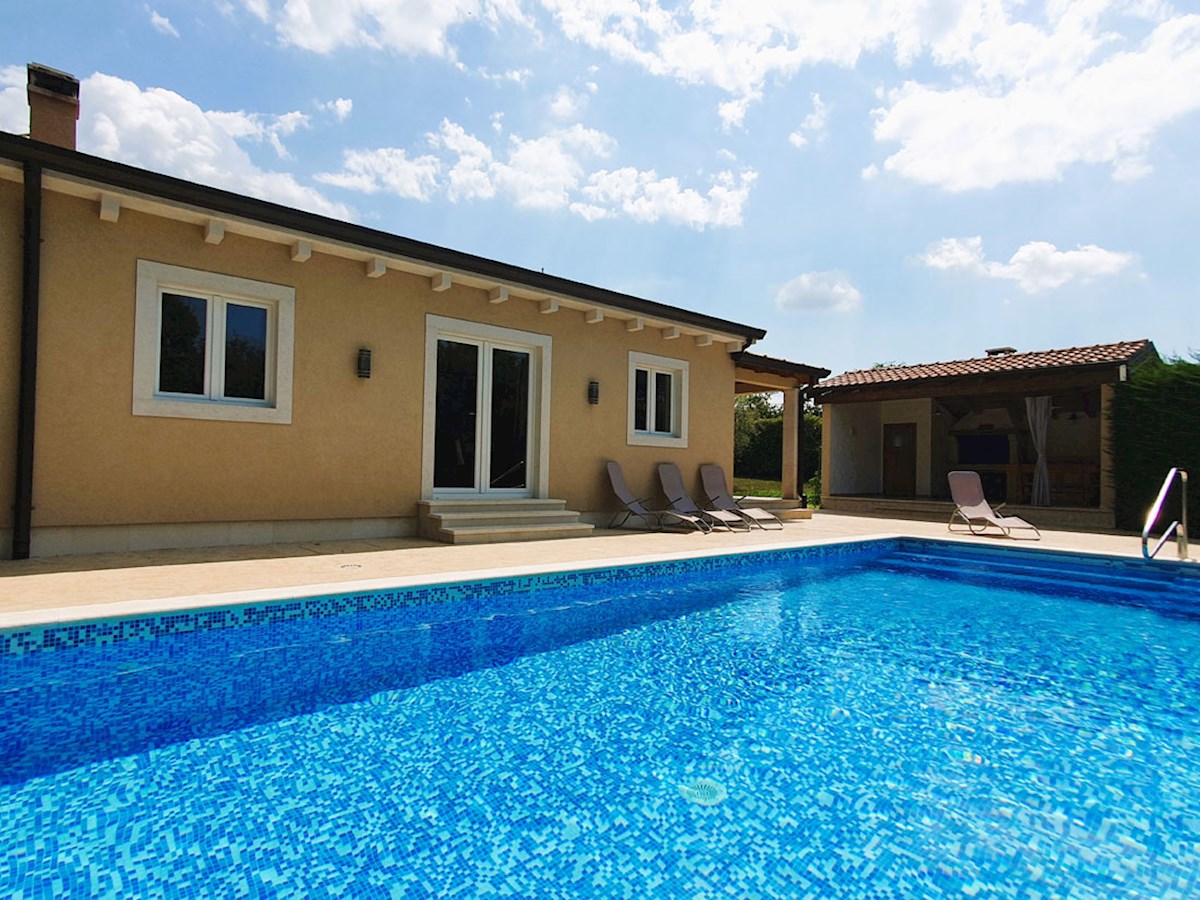 KOP-748, TINJAN (4 km), casa indipendente con piscina e cucina estiva, accanto al bosco