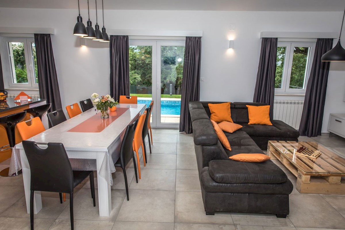 KOP-748, TINJAN (4 km), casa indipendente con piscina e cucina estiva, accanto al bosco