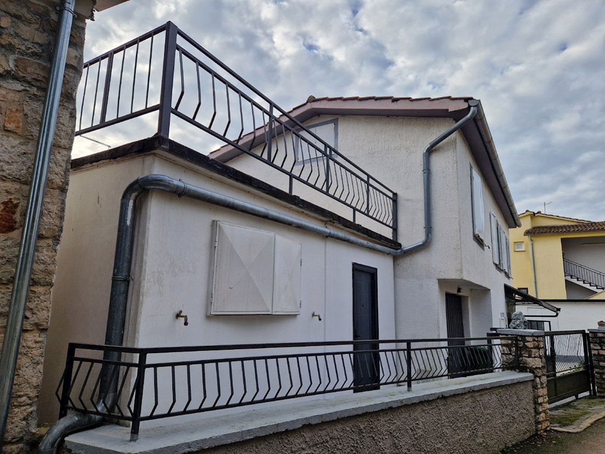 Vendesi casa vicino a Parenzo, ca. 120m2 con due garage, KOP-784