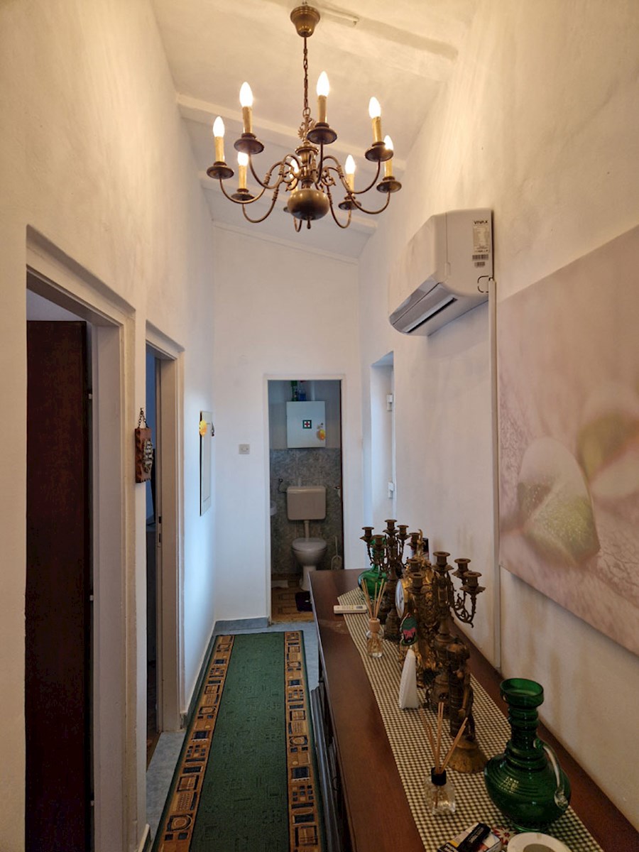 Vendesi casa vicino a Parenzo, ca. 120m2 con due garage, KOP-784