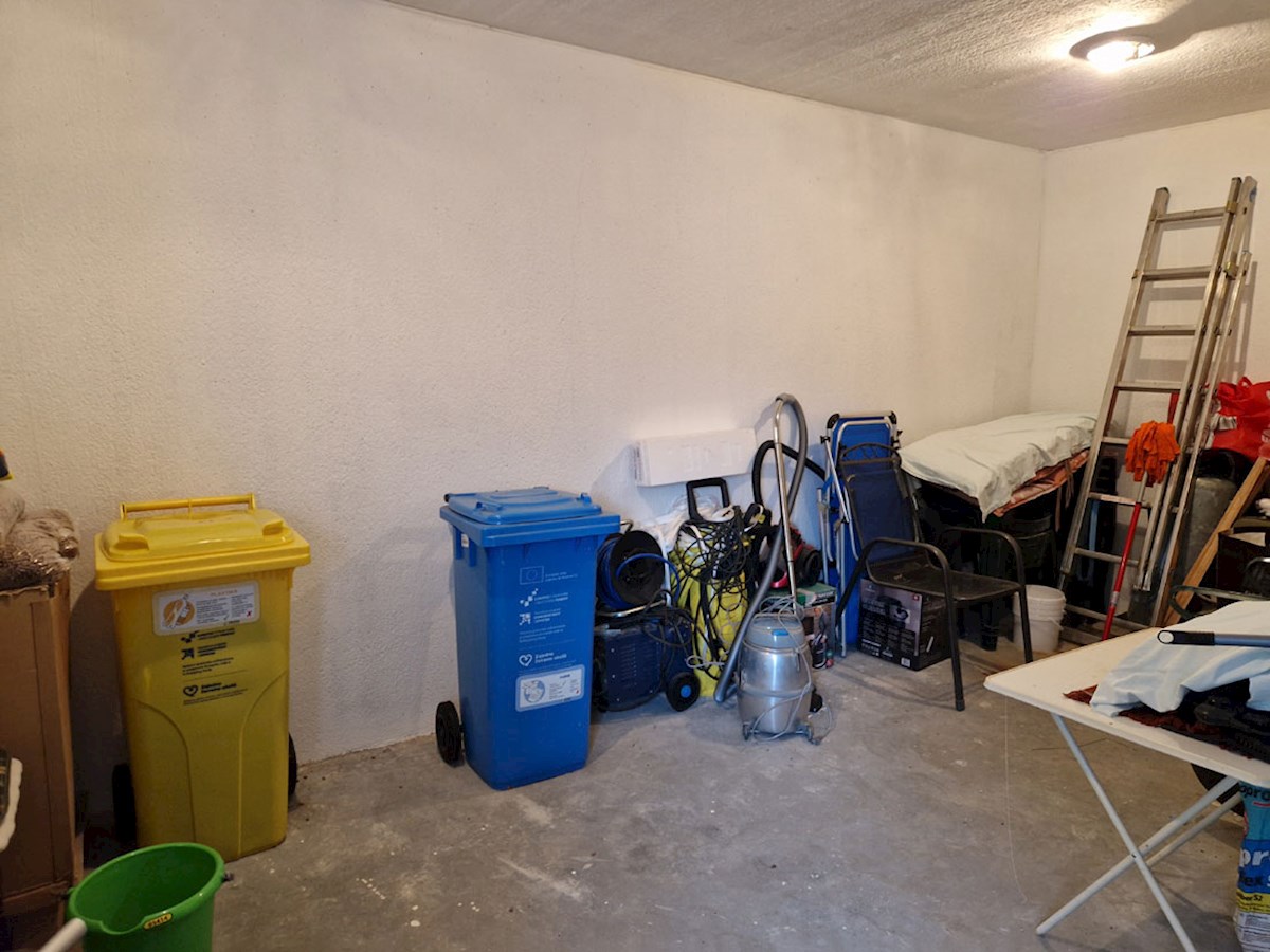 Vendesi casa vicino a Parenzo, ca. 120m2 con due garage, KOP-784