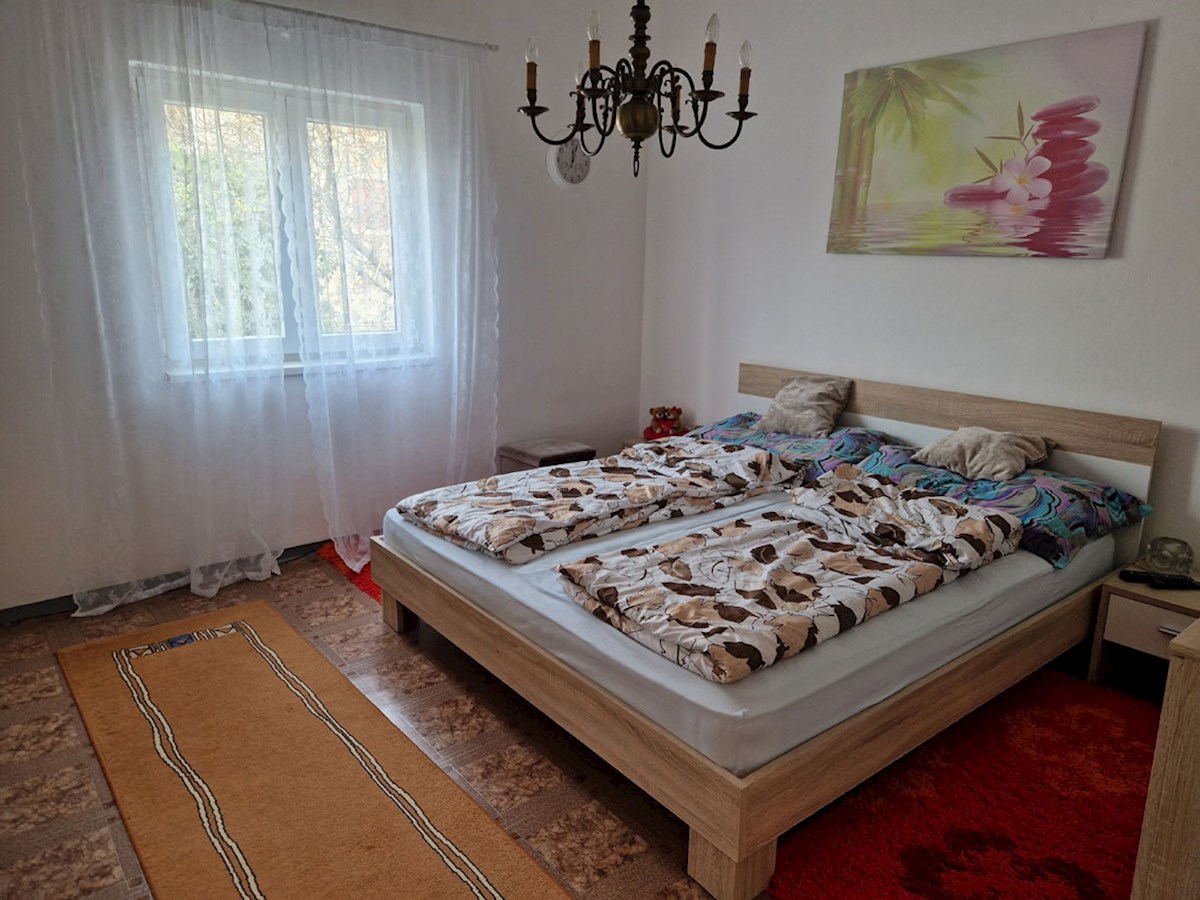 Vendesi casa vicino a Parenzo, ca. 120m2 con due garage, KOP-784