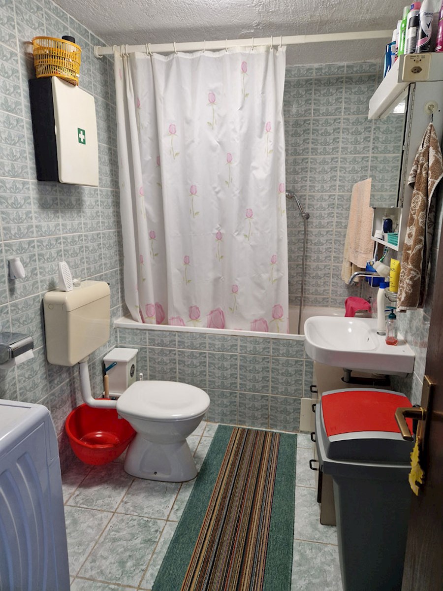 Vendesi casa vicino a Parenzo, ca. 120m2 con due garage, KOP-784