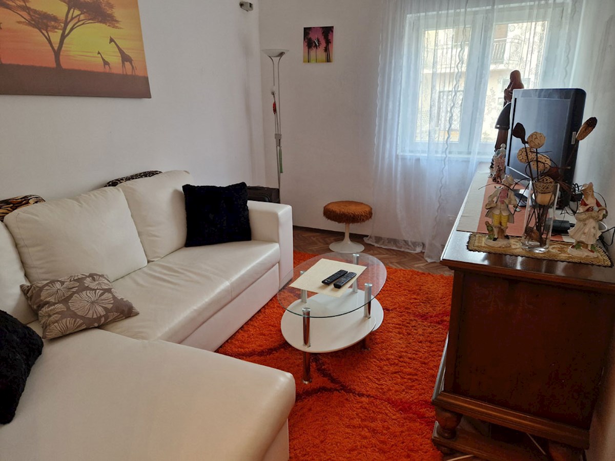 Vendesi casa vicino a Parenzo, ca. 120m2 con due garage, KOP-784