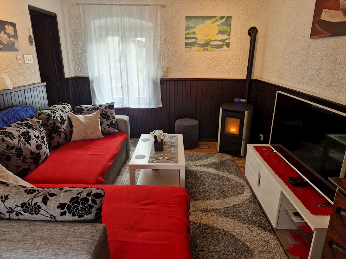 Vendesi casa vicino a Parenzo, ca. 120m2 con due garage, KOP-784