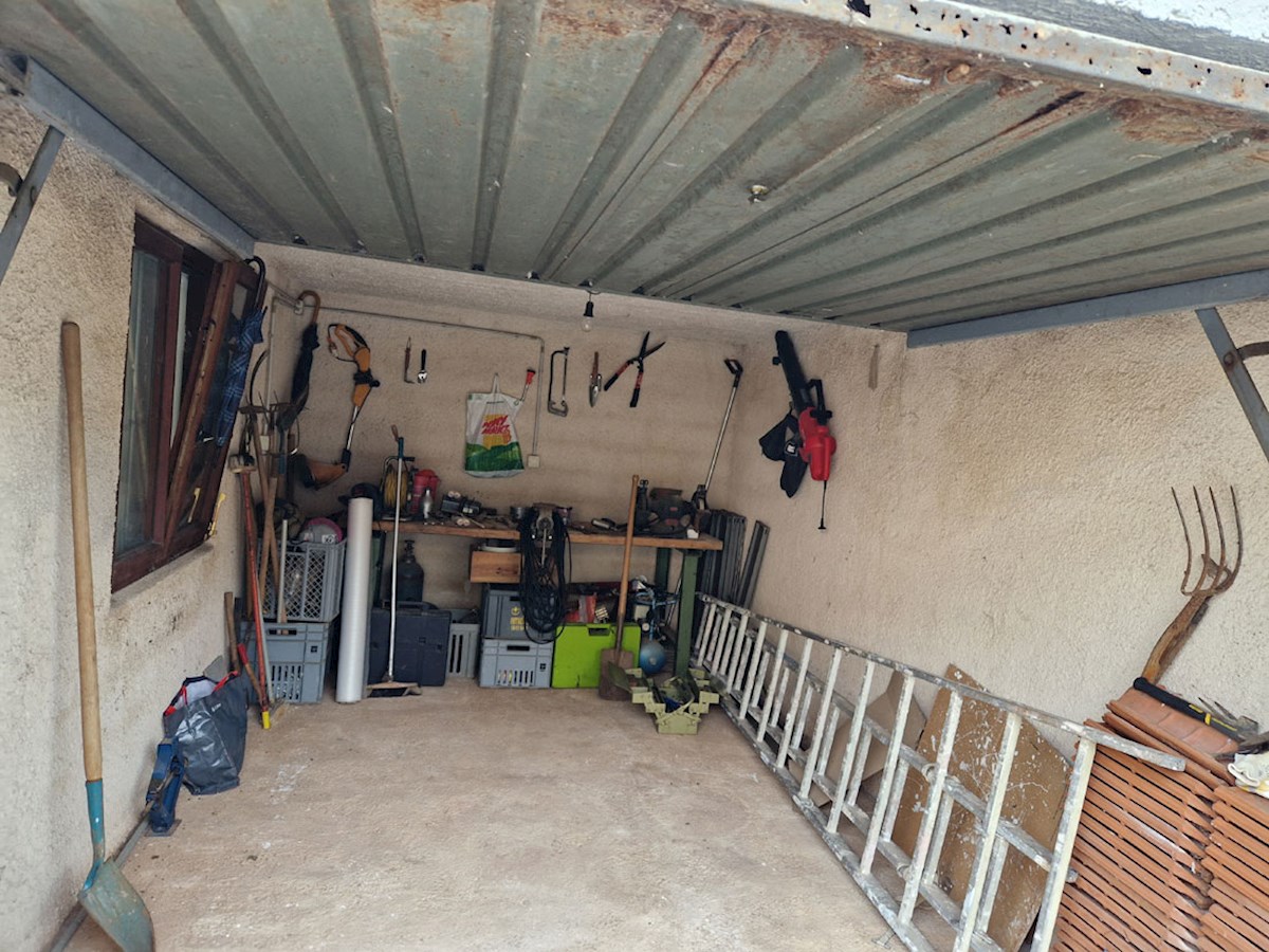 Vendesi casa vicino a Parenzo, ca. 120m2 con due garage, KOP-784