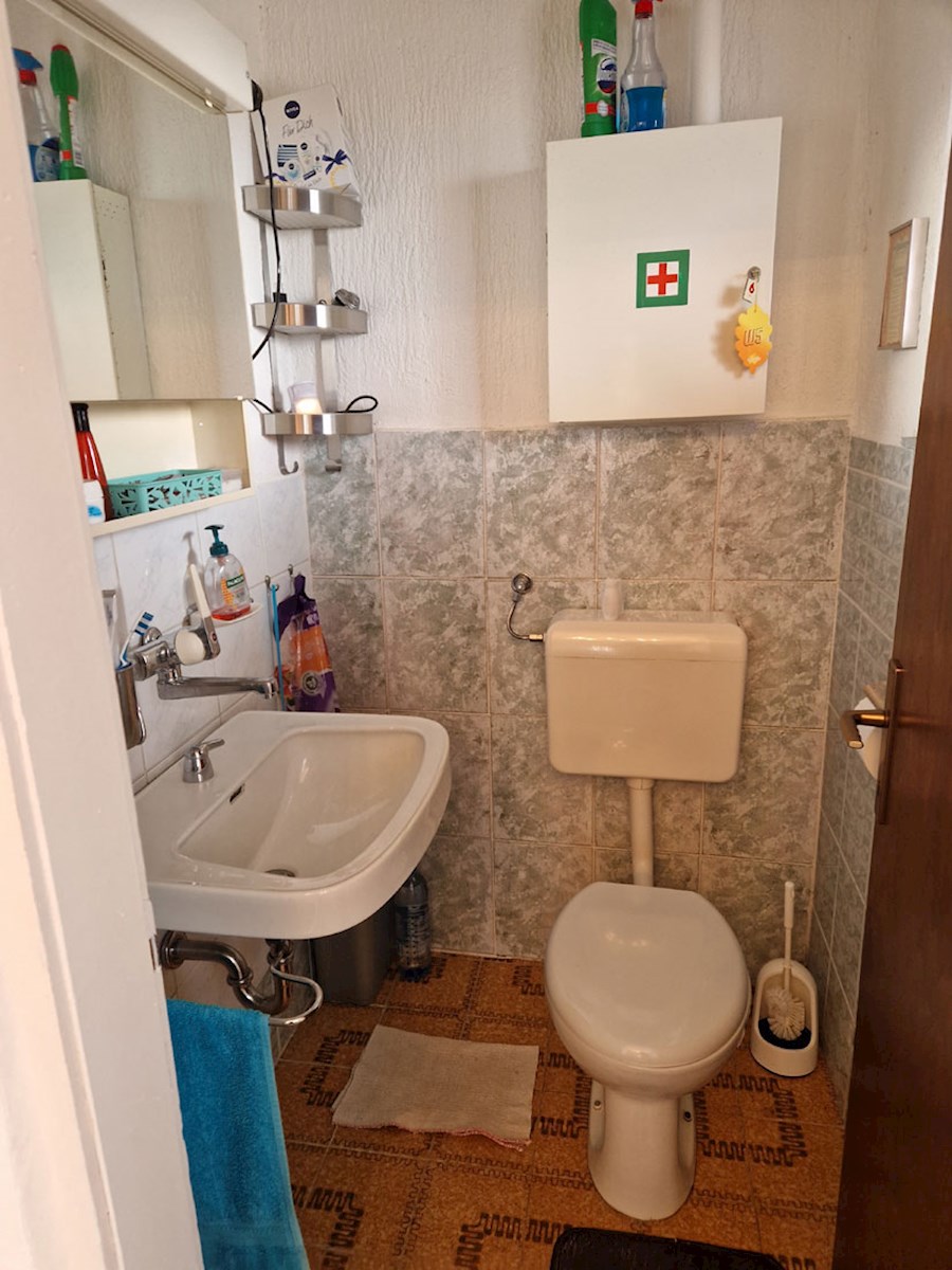 Vendesi casa vicino a Parenzo, ca. 120m2 con due garage, KOP-784