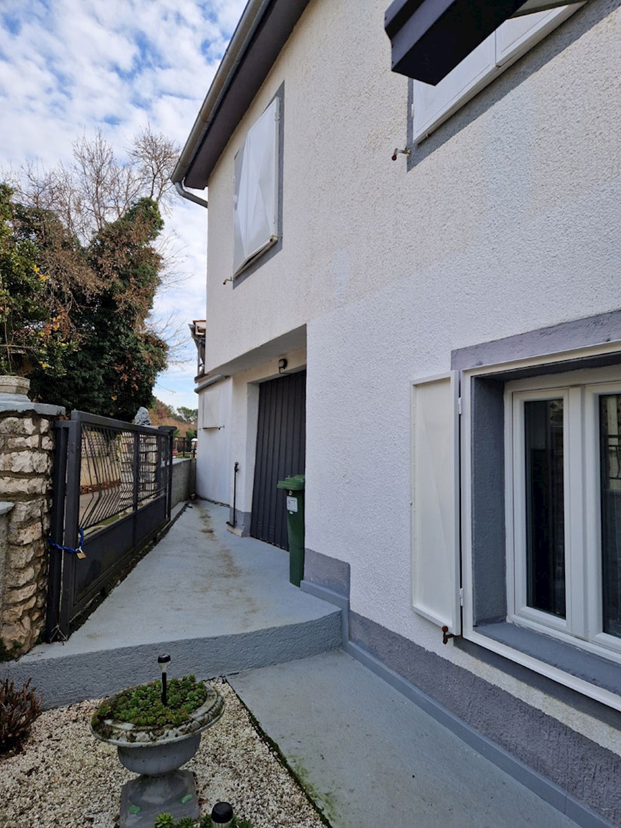 Vendesi casa vicino a Parenzo, ca. 120m2 con due garage, KOP-784