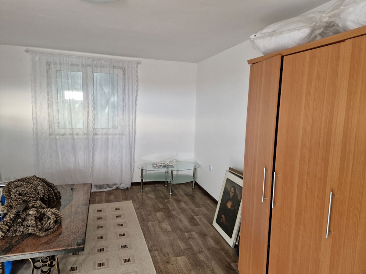 Vendesi casa vicino a Parenzo, ca. 120m2 con due garage, KOP-784