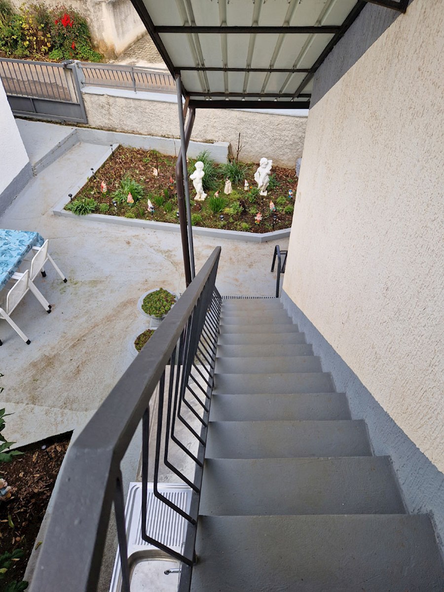 Vendesi casa vicino a Parenzo, ca. 120m2 con due garage, KOP-784