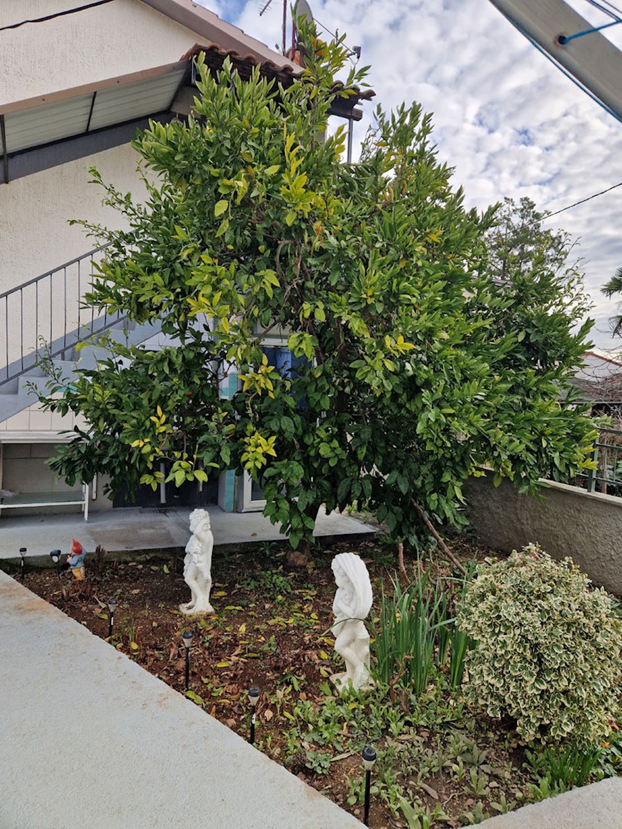 Vendesi casa vicino a Parenzo, ca. 120m2 con due garage, KOP-784