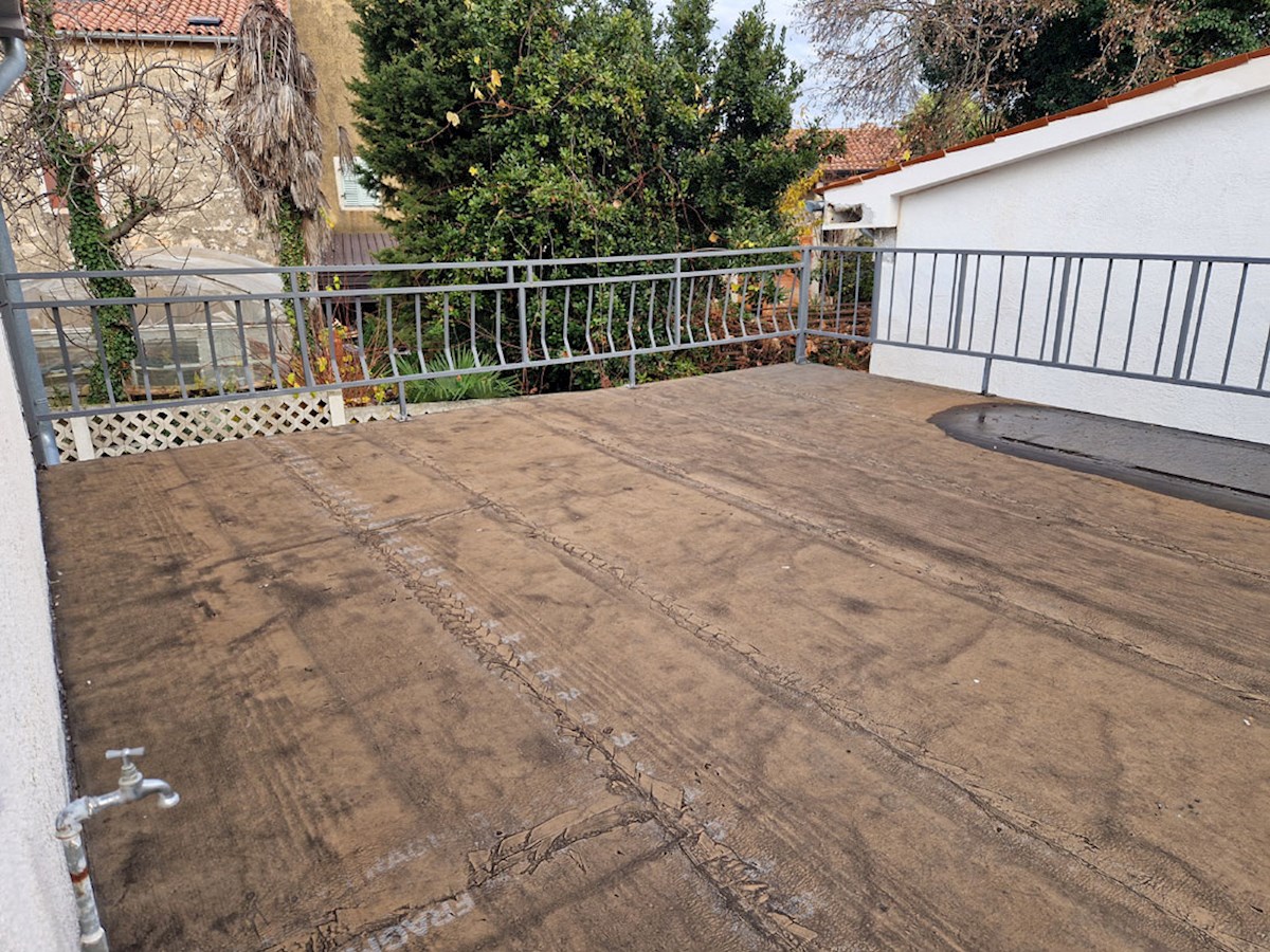 Vendesi casa vicino a Parenzo, ca. 120m2 con due garage, KOP-784