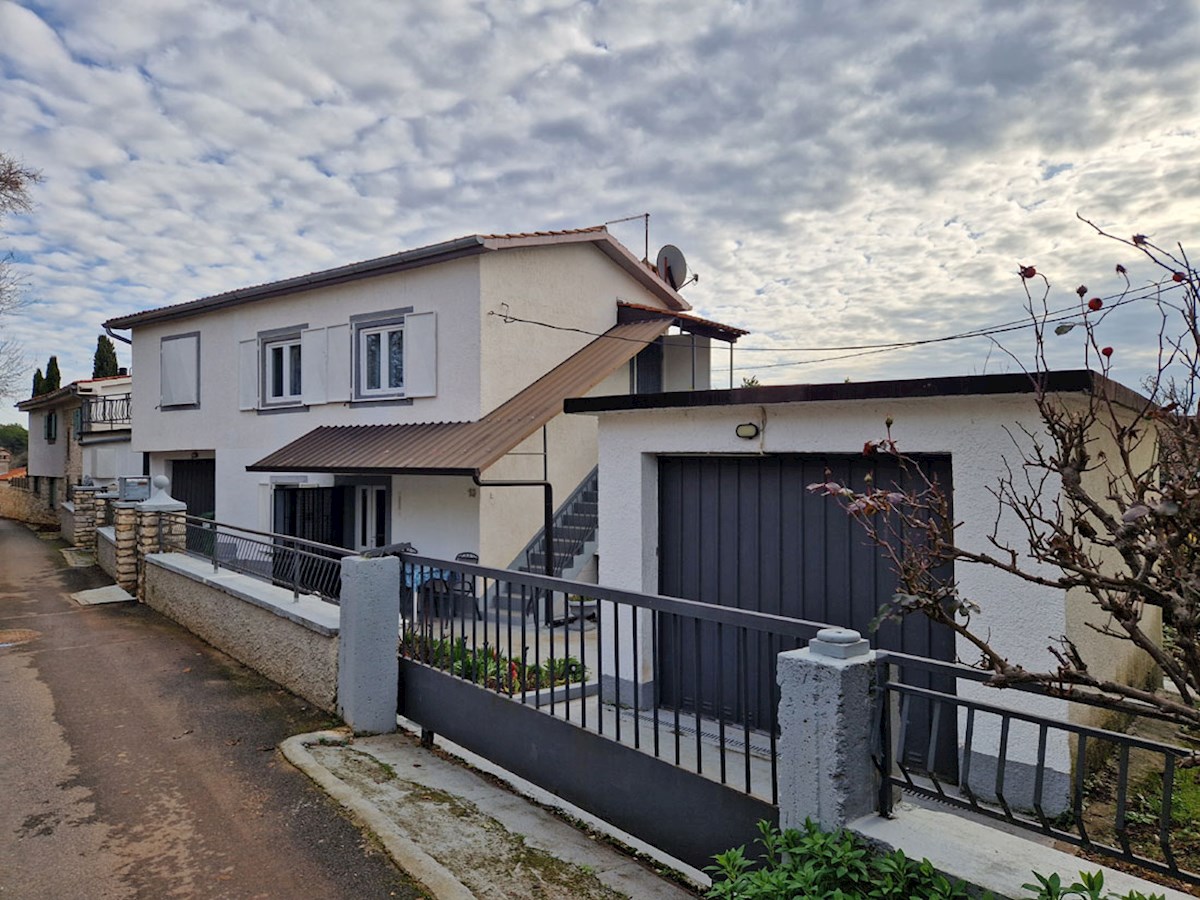 Vendesi casa vicino a Parenzo, ca. 120m2 con due garage, KOP-784