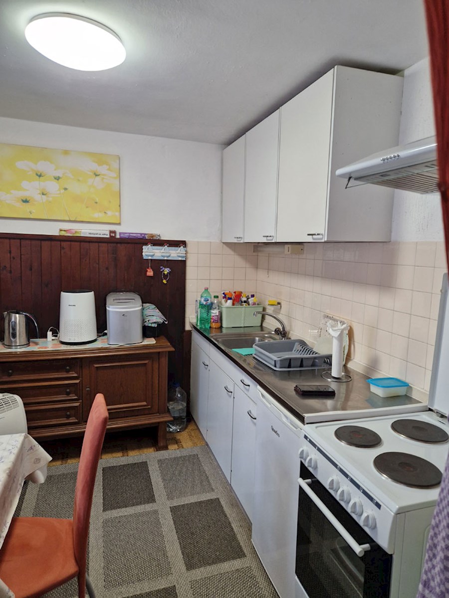 Vendesi casa vicino a Parenzo, ca. 120m2 con due garage, KOP-784