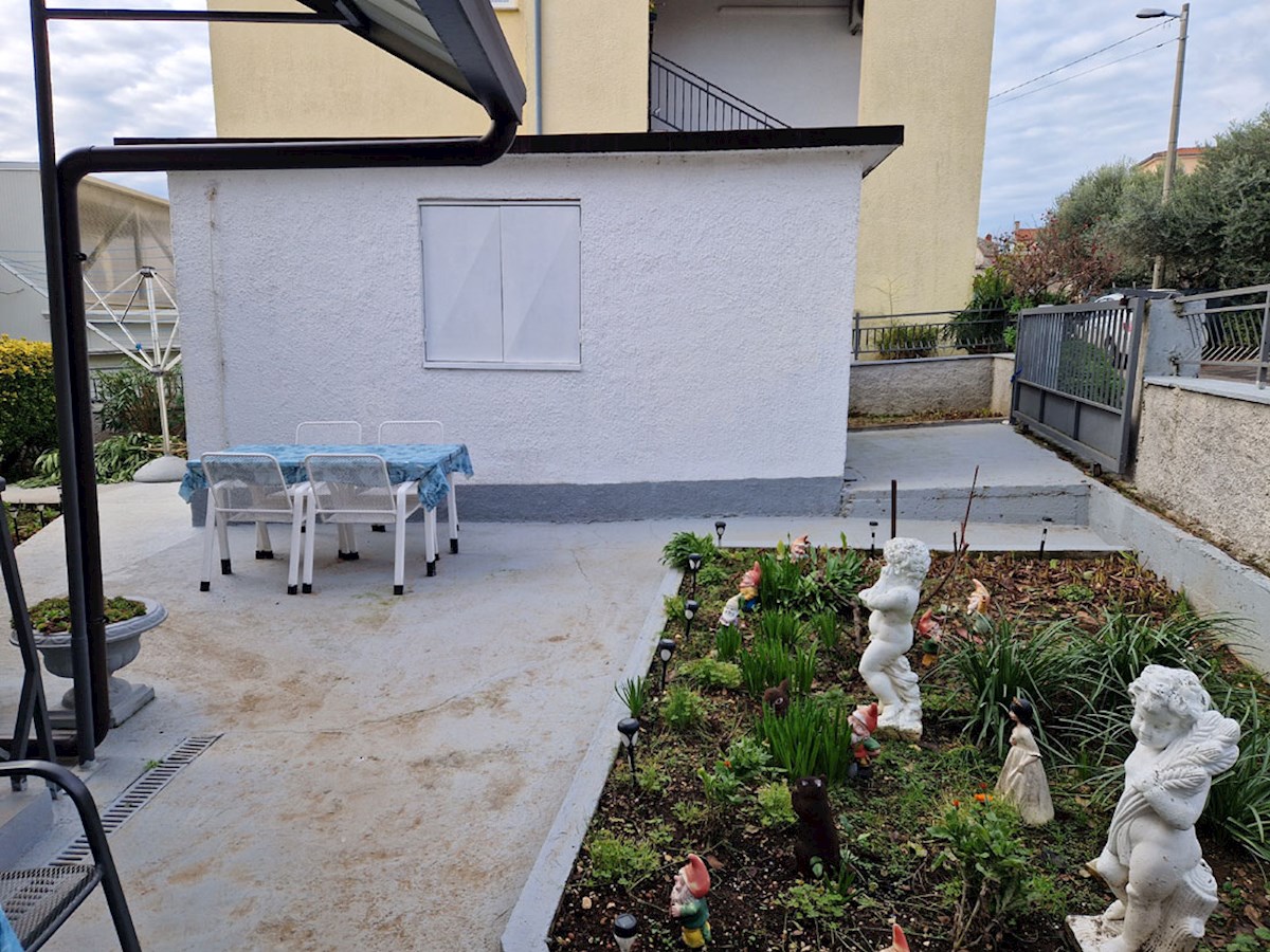 Vendesi casa vicino a Parenzo, ca. 120m2 con due garage, KOP-784