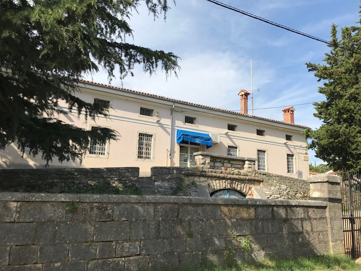 KOP-623, BADERNA vicino a Parenzo (12 km), proprietà commerciale, ca. 800 m2, appezzamento di terreno 3010 m2